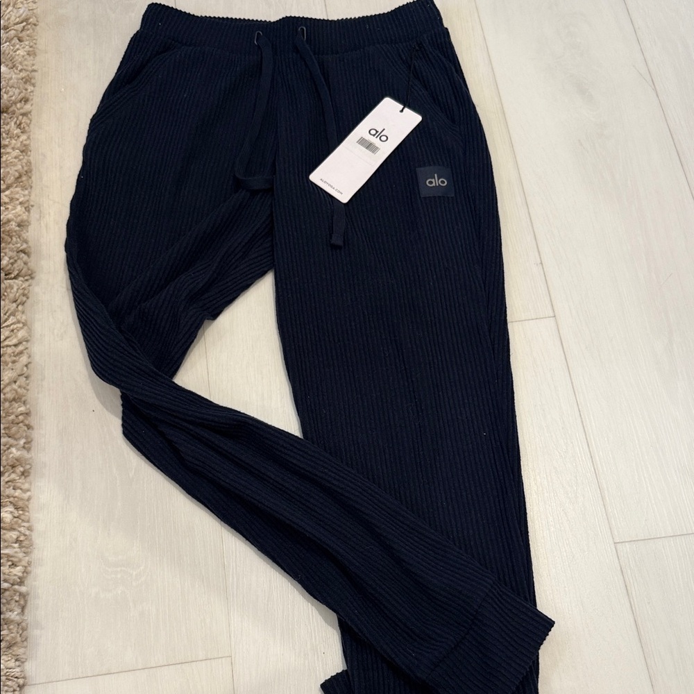 ALO Yoga women’s  Dark Ribbed Joggers